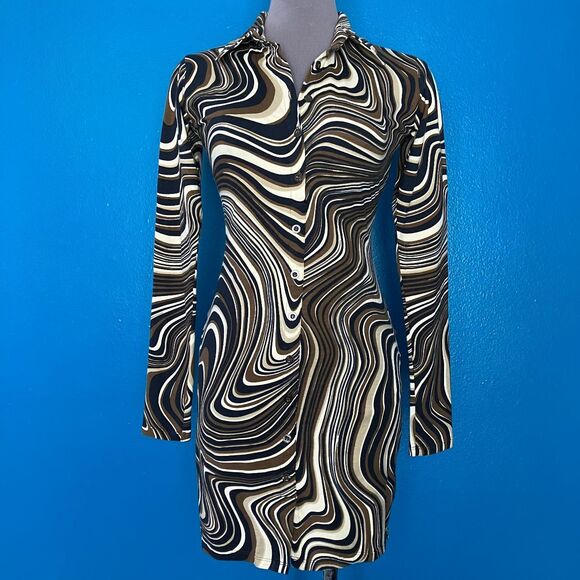 Motel Rocks Dresses & Skirts - Motel Avaya Mini Dress in 70's Ripple Swirl - Button Down Shirt Dress Sz Small